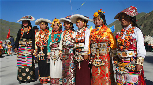 56个民族全家福共迎2015春节 藏族篇